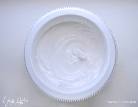 Отделить белки от желтков. На низкой скорости миксера начинаем взбивать белки. Как только масса станет пышной, по 1 ст. л. добавляем сахар , не переставая взбивать. Чтобы придать устойчивость взбитым яичным белкам, в них добавляют кислоту — лимонный сок, уксус или винный камень. Кислота помогает связать протеиновые клетки, поэтому белки взбиваются быстрее, становятся более однородными и дольше держат форму. Тесто с такими белками воздушное, никогда не опадет.

