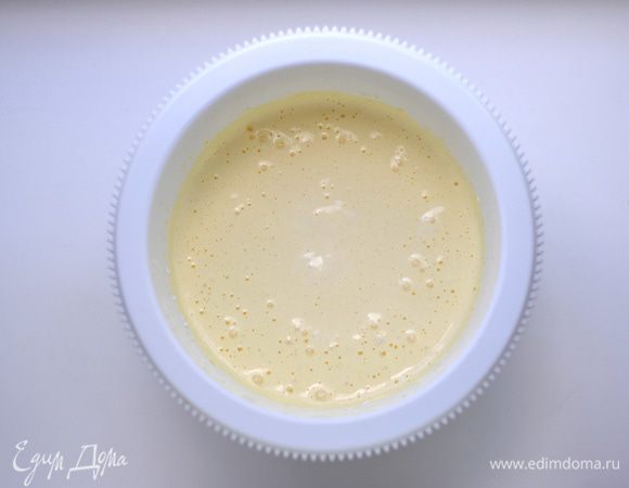 Продолжая взбивать, по одному добавить желтки. 