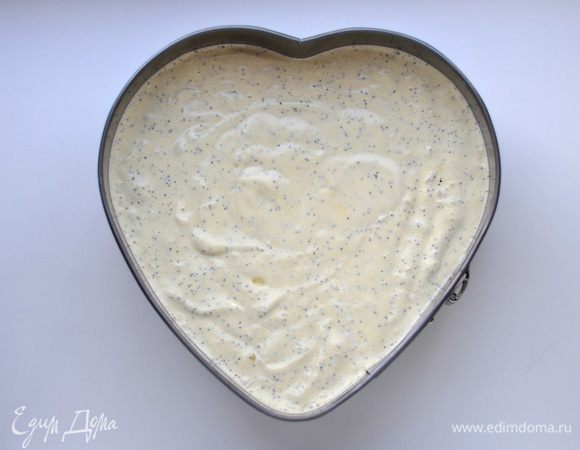 Очень аккуратно, сверху вниз, размешать спатулой до однородности. Перелить тесто в форму. Выпекать при 180 гр примерно 40 минут, до сухой лучинки. 