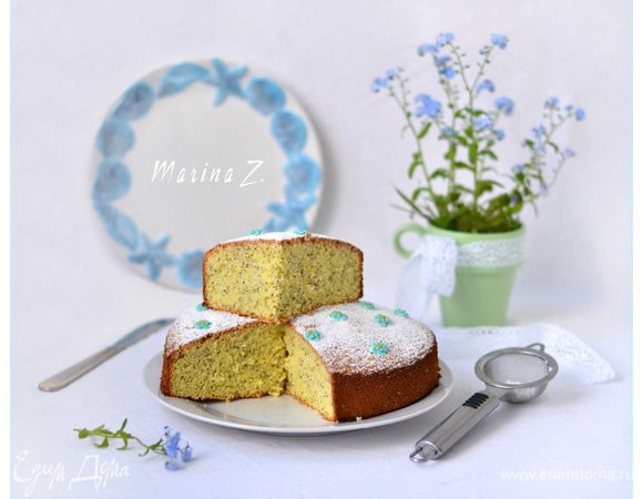 Готовый бисквит вынуть из духовки, перевернуть вверх дном, поднять на 50 см от рабочей поверхности и бросить. Бисквит останется в форме. Поставить форму на решетку (вверх дном) и дать бисквиту остыть в течении 5 часов.
Перевернуть форму, пройтись ножом по краю, снять разъемные бока.
Посыпать сахарной пудрой.