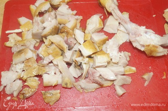 Копченый куриный окорочок нарезать небольшими кубиками. Все мясо нужно отделить от косточек. Косточки тоже можно вбросить в бульон, а потом просто вынуть. Заливаем кусочки курочки водой и ставим вариться. Воды понадобится, примерно 2-2,5 литра.