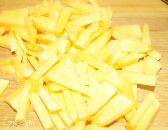 Тыкву очищаем от кожуры и режем тонкой соломкой.