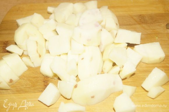 Кубиками нарезать очищенный картофель и в кипящий бульон добавить картофель и тыкву. Довести до кипения и варить на медленном огне.