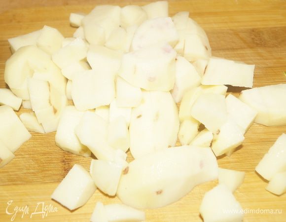 Кубиками нарезать очищенный картофель и в кипящий бульон добавить картофель и тыкву. Довести до кипения и варить на медленном огне.