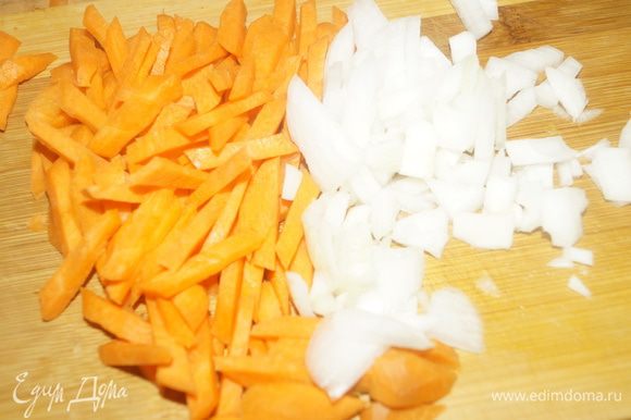 Тем временем нарезать мелко лук и морковь. Обжарить на оливковом масле до золотистого цвета.