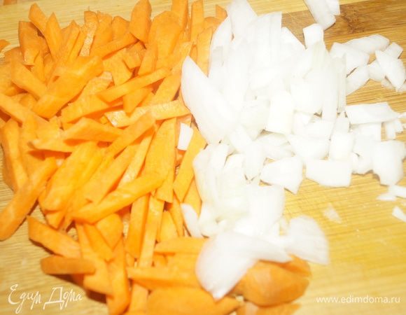 Тем временем нарезать мелко лук и морковь. Обжарить на оливковом масле до золотистого цвета.