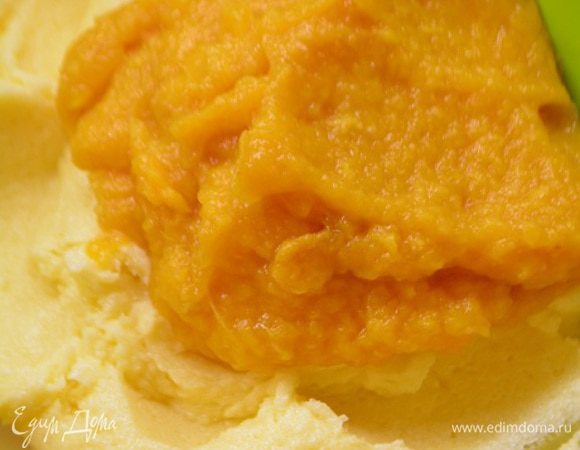 Добавить тыквенное пюре и перемешать. Для получения тыквенного пюре, я запекаю тыкву в духовке кусочками до мягкости и пюрирую в блендере.