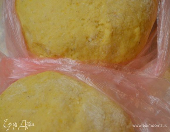 Добавить пряности, соль, соду гашеную уксусом, ванилин и просеянную муку. Замесить мягкое тесто, не липнущее к рукам. Завернуть в пищевую пленку и убрать в холодильник на 3 часа.