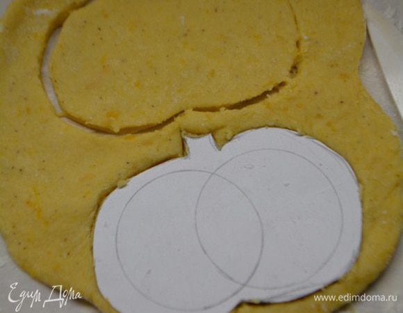 Тесто раскатать на присыпанной мукой столе. Вырезать формочкой или картонной заготовкой печенья. Это будут бока. Их должно быть в 2 раза больше чем серединок.