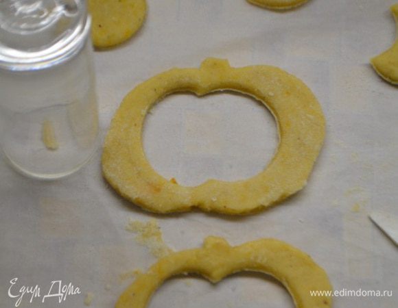 Теперь вырезаем серединки: также по шаблону вырезаем тыковки из теста, а потом в середине круглым предметом вырезаем кружки, как показано на фото!
