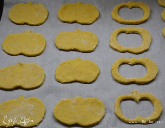 Выкладываем заготовки теста на противень, выстланный пекарской бумагой. И выпекать при температуре 180 градусов 12-15 минут.