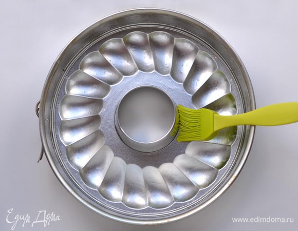 Рецепт для формы 26 см. Подготовить форму - смазать растительным или сливочным маслом. Включить духовку на 180 гр, чтобы она успела прогреться.