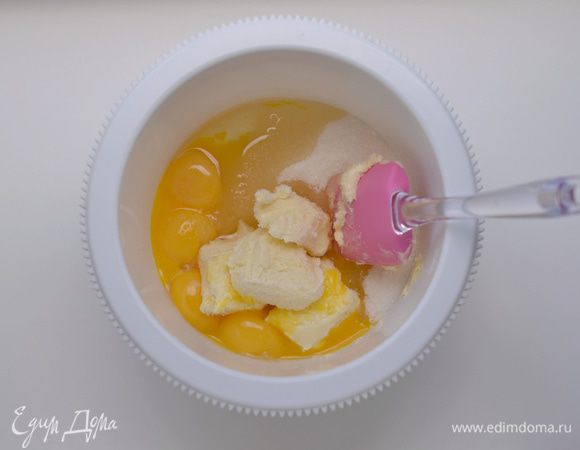 Желтки отделить от белков. Желтки соединить с 200 г сахара "Мистраль" и сливочным маслом. Масло можно добавить сливочное и растительное в пропорции 2:1. Это на ваше усмотрение. Я пекла и так, и так, получается одинаково вкусно и пышно.