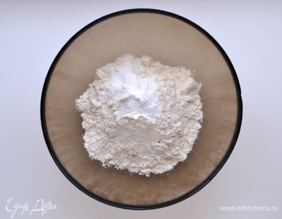 Трехцветный кекс ингредиенты Муку смешать с разрыхлителем. Просеять.