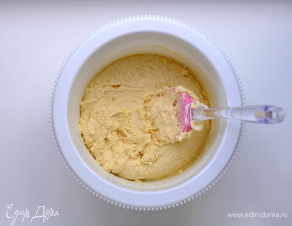 К желтково-масляной смеси порционно добавить муку, каждый раз хорошо размешивая спатулой, чтобы не было комочков. Мешать сверху вниз.