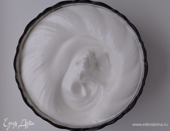 В белки добавить щепотку соли и начать взбивать на малой скорости миксера, как только масса начнет густеть, добавлять понемногу 100 г сахара и взбивать, увеличивая скорость. Как только масса станет очень густой, добавить уксус (яблочный, фруктовый). Взбивать до плотных пиков.