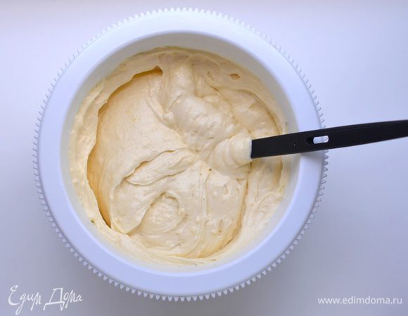 Соединить взбитые белки с желтковой массой. Добавить за 3-4 раза, всякий раз аккуратно смешивая обе массы спатулой сверху вниз. Получается очень воздушная масса. Разделить ее на 3 части. В каждую добавить разные ингредиенты.