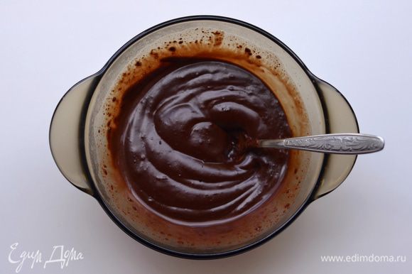Горький шоколад поломать, положить в емкость, добавить 2 ст. л воды. Распустить в микроволновой печи или на водяной бане.