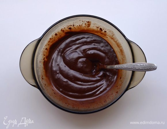 Горький шоколад поломать, положить в емкость, добавить 2 ст. л воды. Распустить в микроволновой печи или на водяной бане.