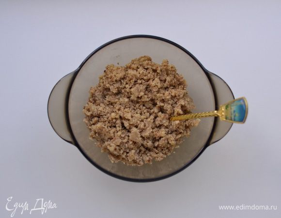 Грецкие орехи измельчить в кофемолке или в ступке.