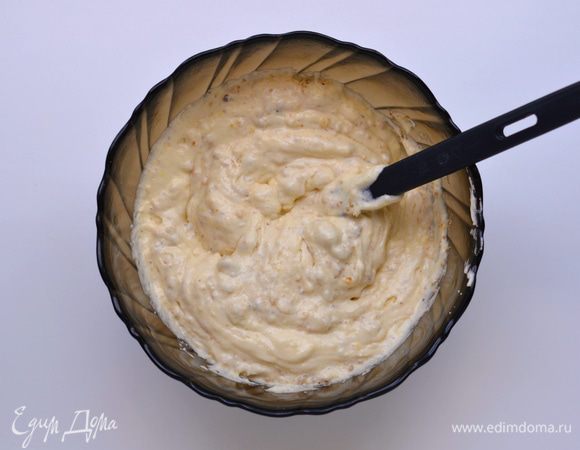 Добавить во 2-ю порцию теста. Аккуратно смешать при помощи спатулы сверху вниз.