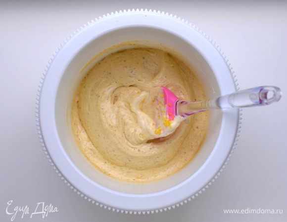 Вмешать в 3-ю часть теста спатулой сверху вниз.