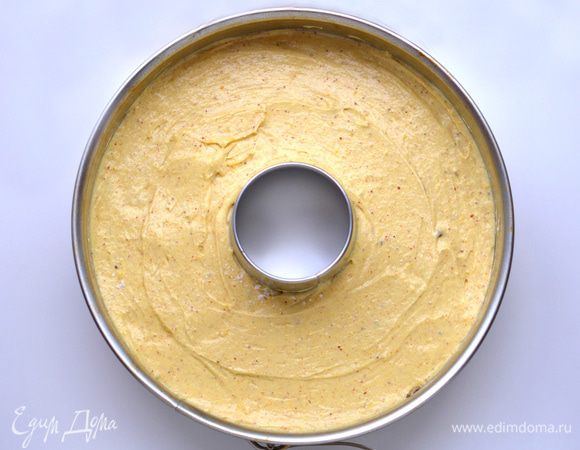 Форму для кекса посыпать мукой, выложить ореховое тесто, аккуратно ровняя спатулой, затем слой шоколадного теста, затем пряно-цитрусовый слой.