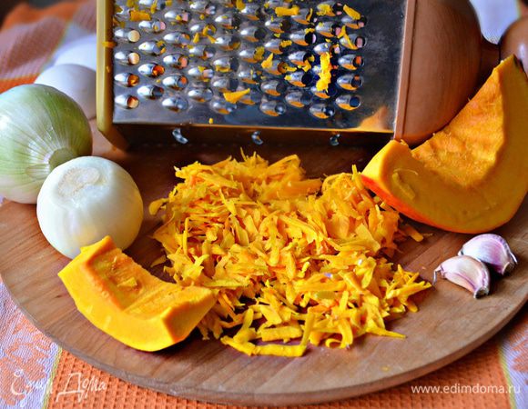 Тыкву очистите от кожуры и семечек. Мякоть натрите на средней тёрке.