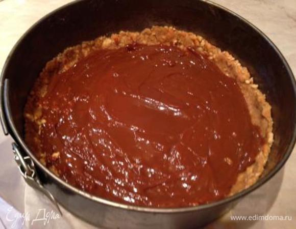 На дно выложить сгущенку.
