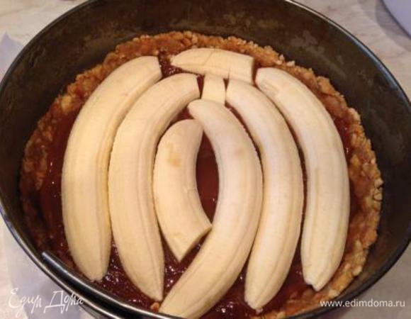 На нее порезанные вдоль бананы.