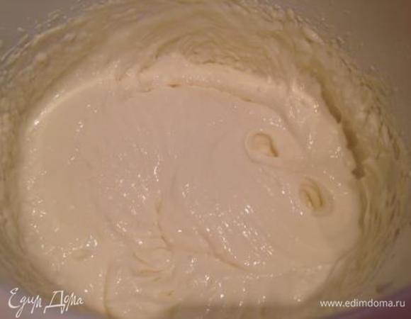 Взбить творожные сырки (у меня детские) со сливками (сливок может уйти меньше, следите, чтобы крем был не сильно жидким), можно добавить грамм 50 сахара или по вкусу. Добавить сок половины лимона, взбить.