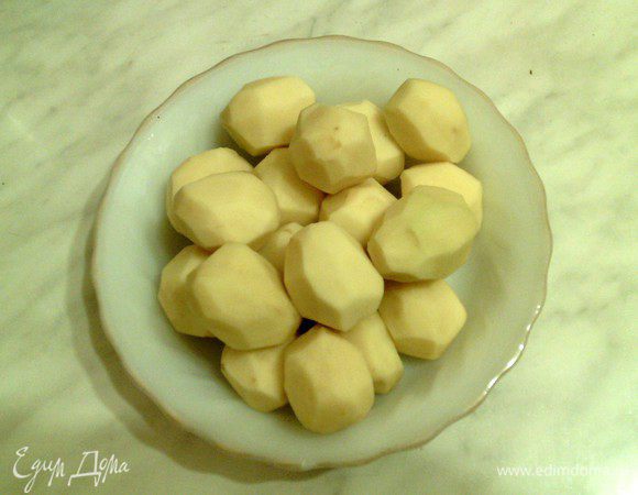 Очищенный картофель положить в тарелку.