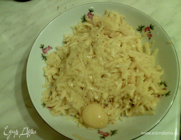 Добавить каменную соль, 2 яйца (положила 1 шт.), 1 столовую ложку муки и все перемешать.