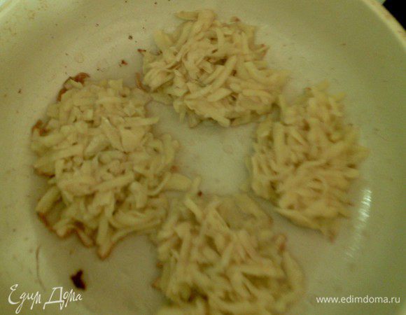 Разогреть сковородку, в нее ложкой выложить смесь и сформировать драник.