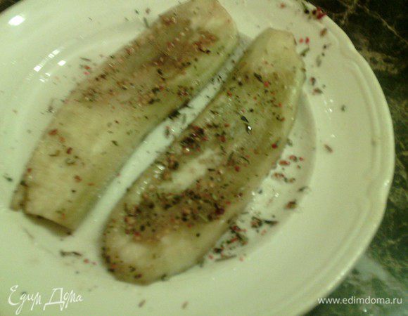 Затем в тарелку налить подсолнечное масло, добавить соль по вкусу и прованские травы. Окунуть баклажаны.