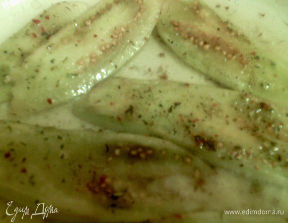 На разогретую сковороду выложить баклажаны и обжарить их до готовности. Как только появится золотистая корочка, их можно снимать со сковородки.