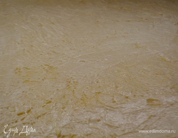 Раскатать тесто в тонкий пласт на присыпанном мукой столе. Смазать поверхность мягким сливочным маслом.