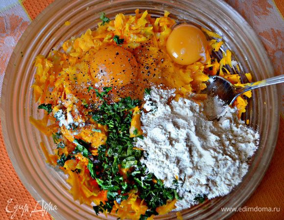 Подготовленные овощи соедините, добавьте порубленную петрушку, яйца, муку, соль и чёрный молотый перец по вкусу. Хорошо перемешайте (масса не должна быть жидкой).