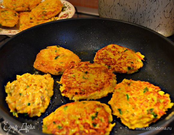 С помощью столовой ложки выкладывайте полученную массу на сковороду с разогретым растительным маслом в виде небольших оладий. Жарьте на среднем огне с двух сторон до румяной корочки.