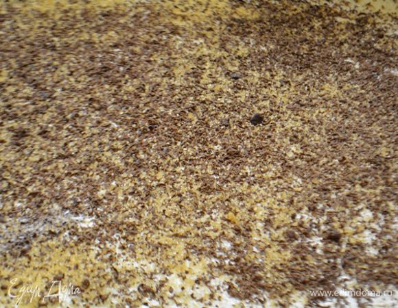 Шоколад натереть на мелкой терке. Смешать с тростниковым сахаром. Посыпать этой смесью поверхность теста. Свернуть тесто не в тугой рулет и порезать на равные кусочки.