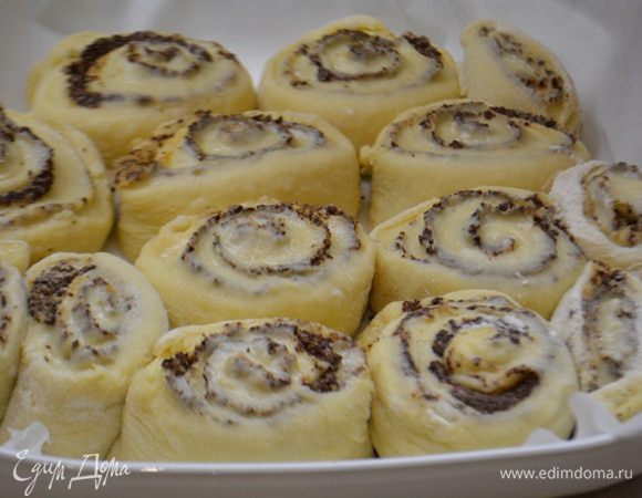 Выложить в форму, выстланной пекарской бумагой и оставить на столе для расстойки еще на 30 минут.