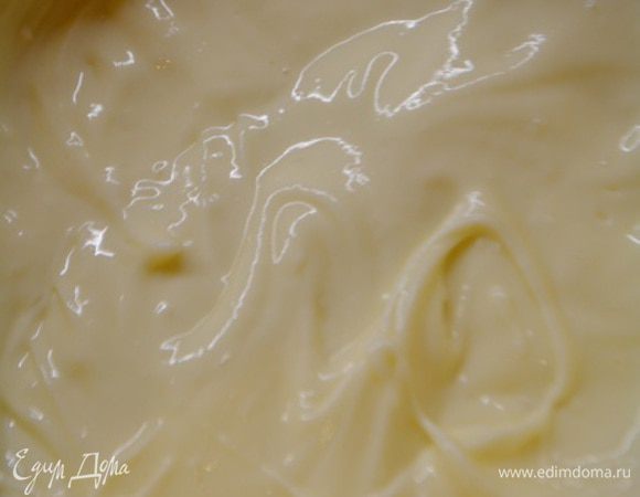 Для глазури смешать сливочно-творожный сыр, молоко, лимонный сок и сахарную пудру. Сладость регулируйте по своему вкусу! И полить еще горячие булочки.