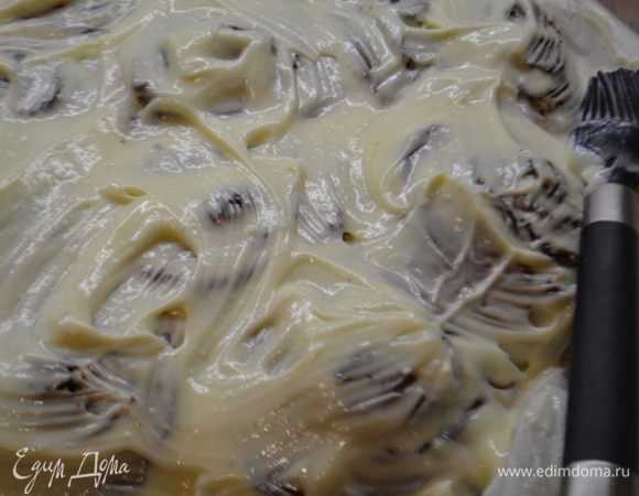 И полить еще горячие булочки. Дать немного пропитаться и можно подавать к столу!