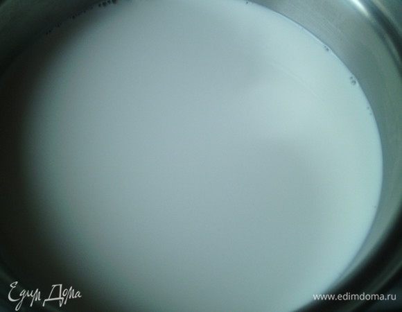 В сотейник наливаем молоко, ставим на плиту и ждем, когда молоко закипит.