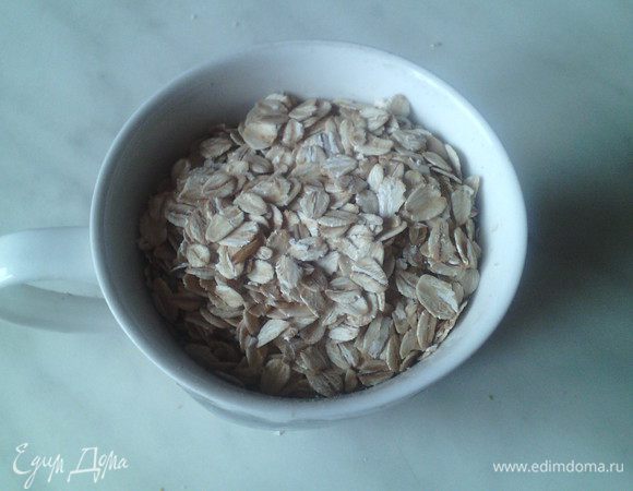 В это время в стакан (кружка) насыпаем овсяные хлопья.