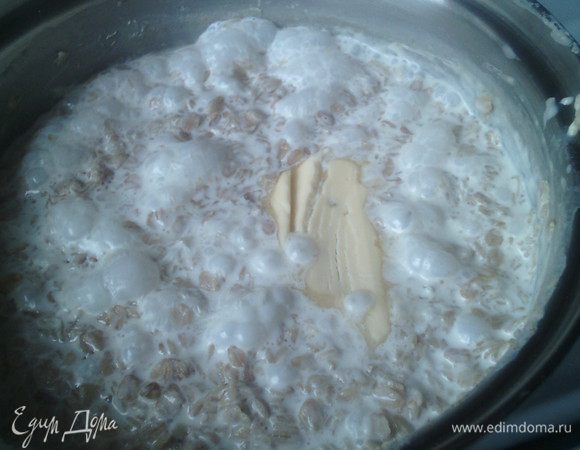 Молоко закипело, всыпаем в него хлопья перемешиваем и кладем соль, сахар.