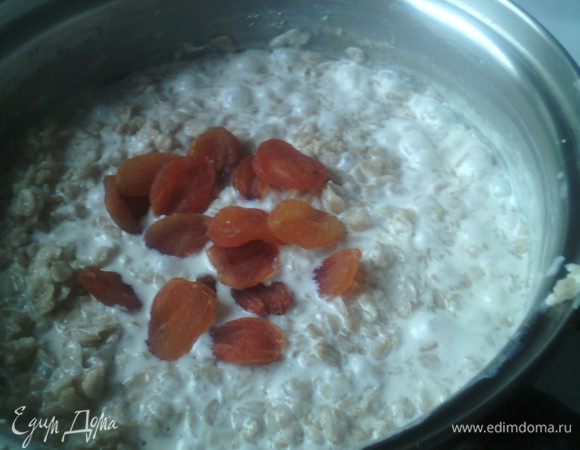 Наша прелесть готова, выкладываем в содержимое  сотейника курагу и на 1 минуту оставляем.