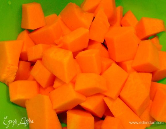Тыкву очистить и нарезать кубиками.