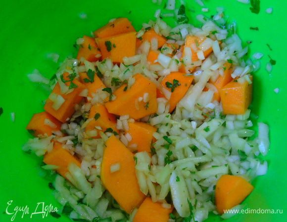 Лук и чеснок  мелко нарежьте, смешайте с третью тыквы и медом. Хорошо перемешайте.