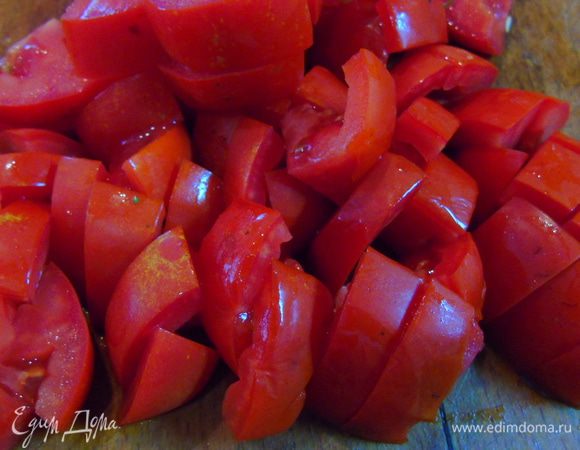 Помидоры нарежьте кубиками.